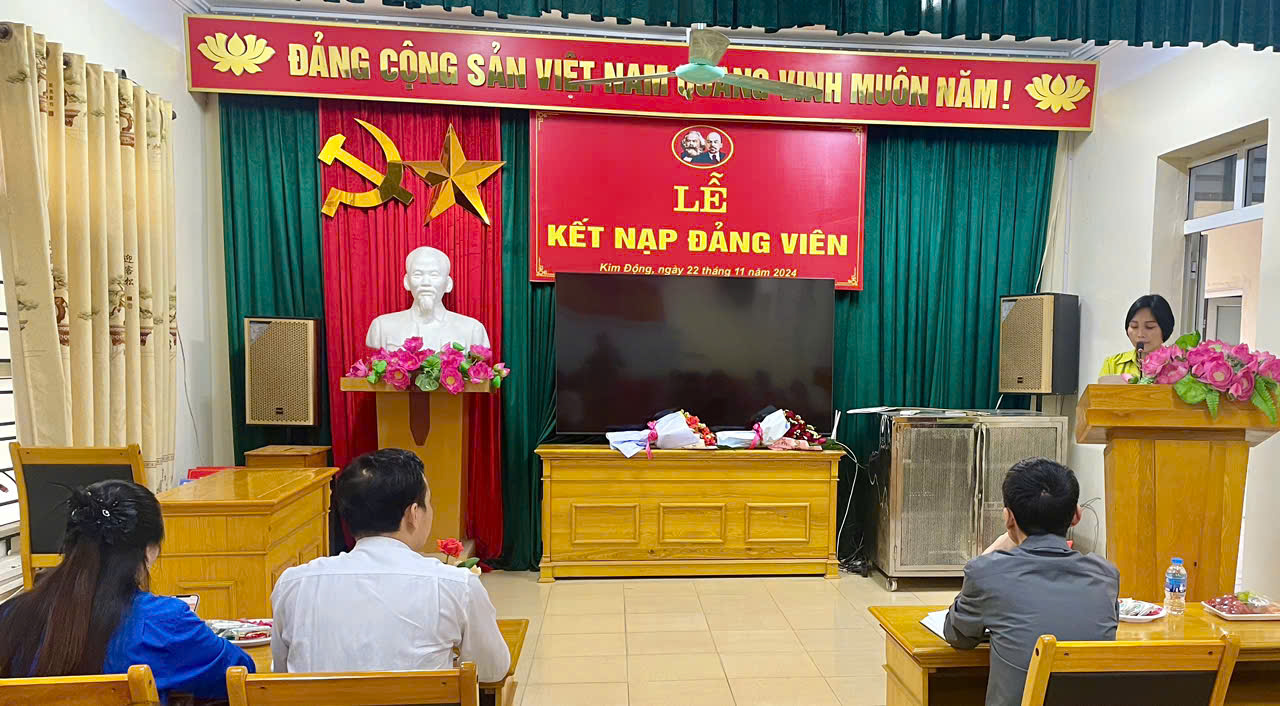 Đảng ủy Trung tâm Y tế Kim Động kết nạp 04 đảng viên mới